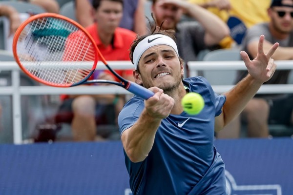 Taylor Fritz de Estados Unidos en acción frente a Kei Nishikori de Japón durante los cuartos de final del Atlanta Open, en Atlanta, Georgia (EE.UU.). Taylor Fritz de Estados Unidos en acción frente a Kei Nishikori de Japón durante los cuartos de final del Atlanta Open, en Atlanta, Georgia (EE.UU.).