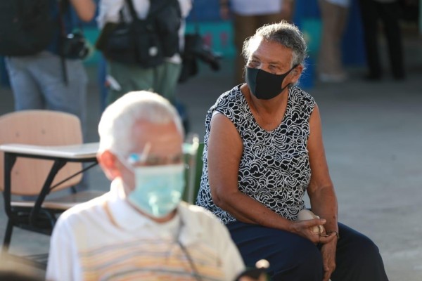 Adultos mayores de 60 esperan para ser vacunados contra la covid-19. Adultos mayores de 60 esperan para ser vacunados contra la covid-19.