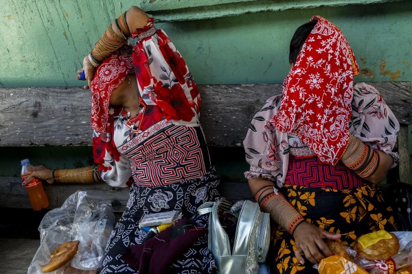 Las mujeres indígenas Guna bromean en la isla de Carti Sugtupu, en la Comarca Indígena Guna Yala, Panamá, en el Mar Caribe. Las mujeres indígenas Guna bromean en la isla de Carti Sugtupu, en la Comarca Indígena Guna Yala, Panamá, en el Mar Caribe.