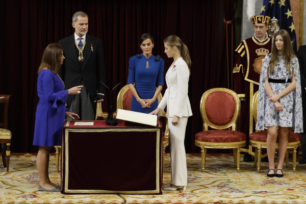La presidenta del Congreso, Francina Armengol, calificó el acto de ‘histórico’ y definió a la princesa como ‘digna representante de este país moderno’. La presidenta del Congreso, Francina Armengol, calificó el acto de ‘histórico’ y definió a la princesa como ‘digna representante de este país moderno’.