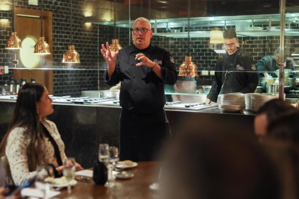 Fotografía cedida por Paradisus Palma Real del chef español Germán Ortega durante la experiencia que une alta gastronomía y turismo, en Punta Cana, República Dominicana. Fotografía cedida por Paradisus Palma Real del chef español Germán Ortega durante la experiencia que une alta gastronomía y turismo, en Punta Cana, República Dominicana.