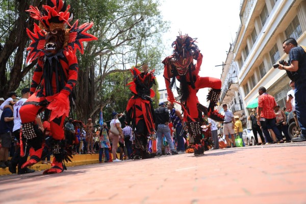 El domingo danzaron cuatro tipos de diablos: Diablo Congo o tun tun, Diablo Espejo, Diablico Sucio de la Villa de Los Santos y el Gran Diablo de la Chorrera. El domingo danzaron cuatro tipos de diablos: Diablo Congo o tun tun, Diablo Espejo, Diablico Sucio de la Villa de Los Santos y el Gran Diablo de la Chorrera.