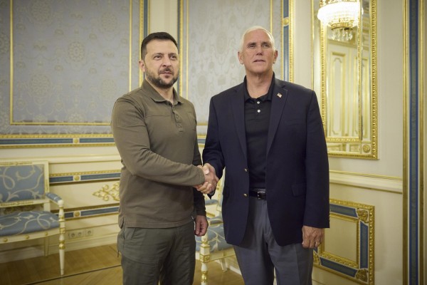 Fotografía cedida por el Servicio de Prensa de la Presidencia de Ucrania que muestra al exvicepresidente de Estados Unidos Mike Pence, Fotografía cedida por el Servicio de Prensa de la Presidencia de Ucrania que muestra al exvicepresidente de Estados Unidos Mike Pence,