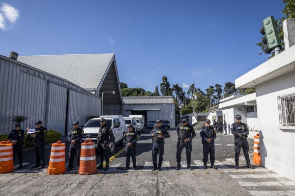 Policías vigilan en un operativo del Ministerio Público (Fiscalía) en el Centro de Operaciones del Proceso Electoral, sede del Tribunal Supremo Electoral, en Ciudad de Guatemala (Guatemala). Policías vigilan en un operativo del Ministerio Público (Fiscalía) en el Centro de Operaciones del Proceso Electoral, sede del Tribunal Supremo Electoral, en Ciudad de Guatemala (Guatemala).