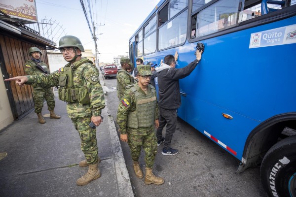 Militares ecuatorianos realizan control de armas y estupefacientes en una de las calles de Quito (Ecuador), en una fotografía de archivo. Militares ecuatorianos realizan control de armas y estupefacientes en una de las calles de Quito (Ecuador), en una fotografía de archivo.