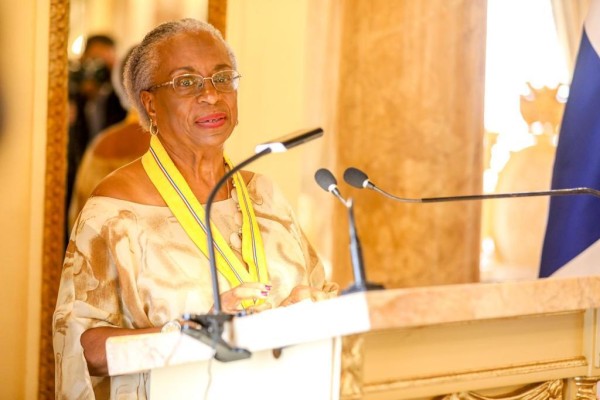 Melva Elaine Lowe Wilson de Goodin, primera panameña en recibir la Condecoración Nacional de la Orden Cecil Haynes. Melva Elaine Lowe Wilson de Goodin, primera panameña en recibir la Condecoración Nacional de la Orden Cecil Haynes.
