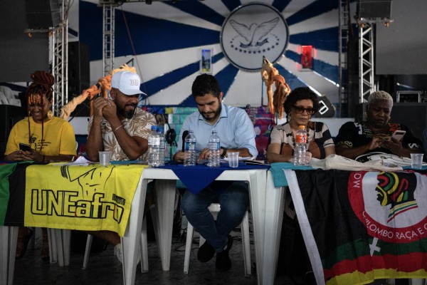 El fiscal federal brasileño Júlio Araújo (2º R) habla junto a (de izquierda a derecha) la representante del Ministerio de Igualdad Racial, Raquel Barros y otras personas. El fiscal federal brasileño Júlio Araújo (2º R) habla junto a (de izquierda a derecha) la representante del Ministerio de Igualdad Racial, Raquel Barros y otras personas.