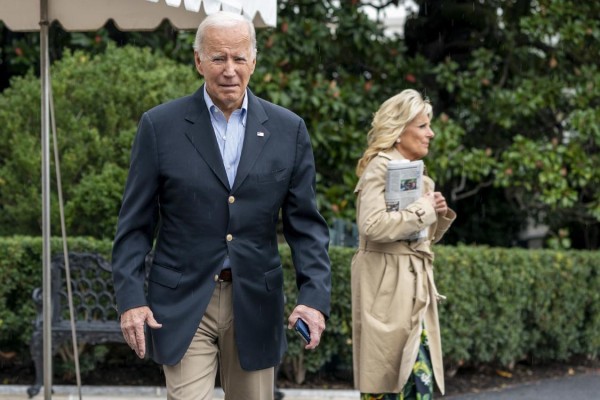 El presidente de EE.UU., Joe Biden, y su esposa, Jill Biden, salen de la Casa Blanca para visitar Puerto Rico, este 3 de octubre de 2022. El presidente de EE.UU., Joe Biden, y su esposa, Jill Biden, salen de la Casa Blanca para visitar Puerto Rico, este 3 de octubre de 2022.