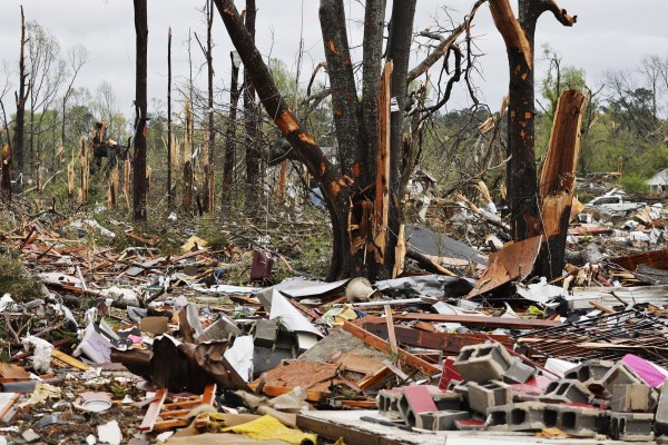 Fotografía de archivo de los estragos causados por un tornado en Georgia (EE.UU.) Fotografía de archivo de los estragos causados por un tornado en Georgia (EE.UU.)