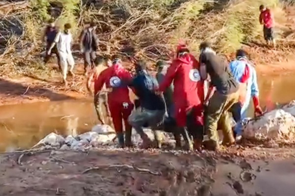 La falta de recursos ha obligado a los rescatistas y voluntarios a extraer a las víctimas de los escombros con utensilios domésticos. La falta de recursos ha obligado a los rescatistas y voluntarios a extraer a las víctimas de los escombros con utensilios domésticos.