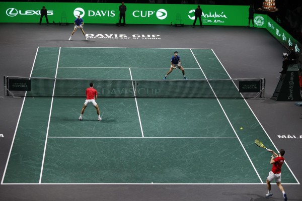 Los jugadores de la selección de Italia de tenis Jannik Sinner y Lorenzo Sonego (fondo) ante los jugadores de la selección de Serbia Novak Djokovic y Miomir Kecmanovic perteneciente a la semifinal de la Copa Davis. Los jugadores de la selección de Italia de tenis Jannik Sinner y Lorenzo Sonego (fondo) ante los jugadores de la selección de Serbia Novak Djokovic y Miomir Kecmanovic perteneciente a la semifinal de la Copa Davis.