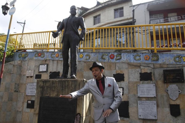 El artista Oscar Manuel Zuluaga, del teatro Arlequin y los juglares, canta frente a una estatua del legendario Carlos Gardel. El artista Oscar Manuel Zuluaga, del teatro Arlequin y los juglares, canta frente a una estatua del legendario Carlos Gardel.