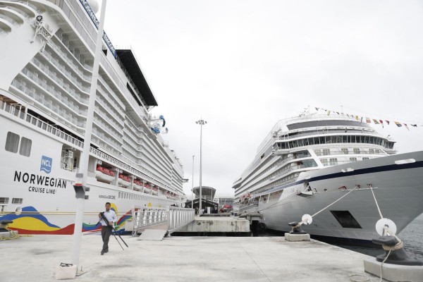 Unos 2.500 turistas llegan a Panamá en buques Norwegian Encore y Viking Star Unos 2.500 turistas llegan a Panamá en buques Norwegian Encore y Viking Star
