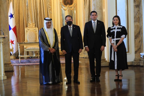 Durante el acto también fue presentado el embajador Salem Rashed Salem Alowais, de EAU. Durante el acto también fue presentado el embajador Salem Rashed Salem Alowais, de EAU.
