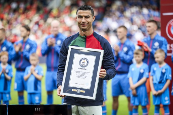 El portugués Cristiano Ronaldo recibiendo la placa del Premio Guinness. El portugués Cristiano Ronaldo recibiendo la placa del Premio Guinness.