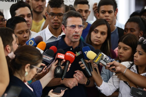 'Aquí necesitamos de todos los colores y también de los que no tienen color político, es muy importante', dijo Capriles. 'Aquí necesitamos de todos los colores y también de los que no tienen color político, es muy importante', dijo Capriles.