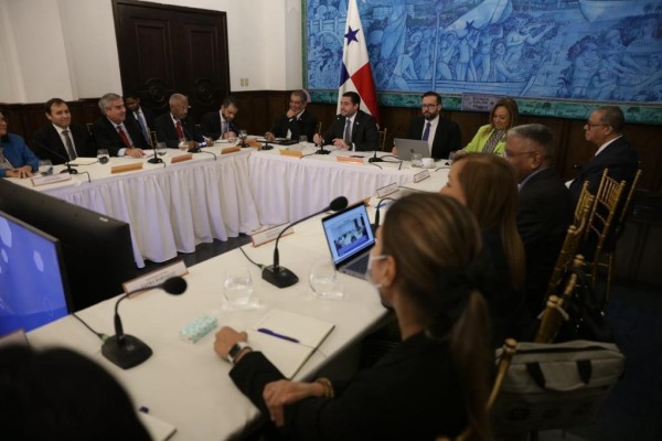 Carrizo manifestó que el objetivo de la Mesa Técnica de Medicamentos 'es avanzar en la dirección correcta'. Carrizo manifestó que el objetivo de la Mesa Técnica de Medicamentos 'es avanzar en la dirección correcta'.