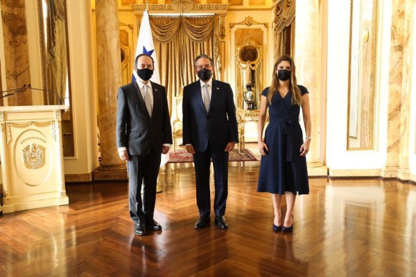 La entrega de credenciales de los embajadores se hizo en el Salón Amarillo de la Presidencia de la Repùblica. La entrega de credenciales de los embajadores se hizo en el Salón Amarillo de la Presidencia de la Repùblica.
