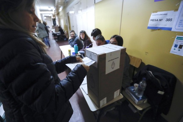 Fotografía de archivo de una mujer ejerciendo su derecho al voto en Buenos Aires (Argentina). Fotografía de archivo de una mujer ejerciendo su derecho al voto en Buenos Aires (Argentina).