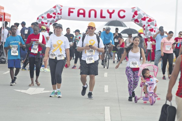 Adultos, jóvenes y familias participaron ayer domingo en la tradicional 'Carrera 24 horas de Relevo por la Vida', organizada por la Fundación Amigos del niño con Leucemia y Cáncer (Fanlyc). Adultos, jóvenes y familias participaron ayer domingo en la tradicional 'Carrera 24 horas de Relevo por la Vida', organizada por la Fundación Amigos del niño con Leucemia y Cáncer (Fanlyc).