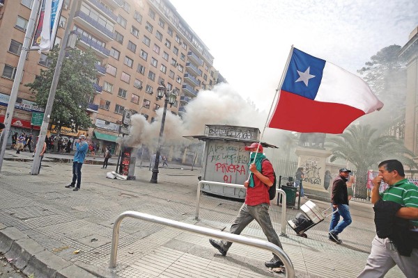 Manifestantes se enfrentan a la policía durante una protesta contra el gobierno. Manifestantes se enfrentan a la policía durante una protesta contra el gobierno.