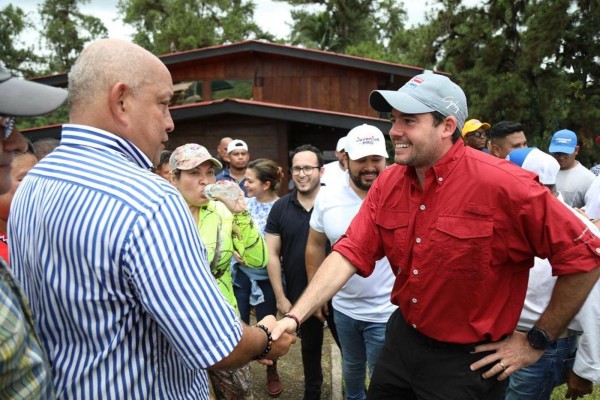 Adames y Carrizo asistieron al acto en la comunidad de Coclesito. Adames y Carrizo asistieron al acto en la comunidad de Coclesito.