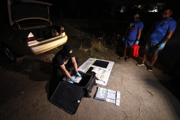 Un investigador de la policía filipina después de una operación antidrogas en la ciudad de Paranaque el pasado 7 de junio. Un investigador de la policía filipina después de una operación antidrogas en la ciudad de Paranaque el pasado 7 de junio.