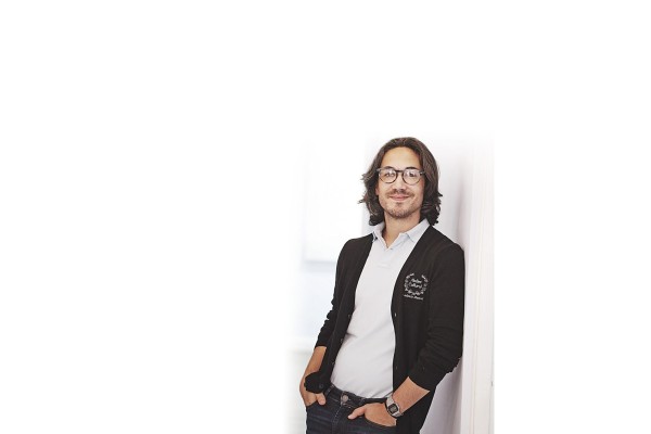 Fernando Bustos, director y cantante Fernando Bustos, director y cantante