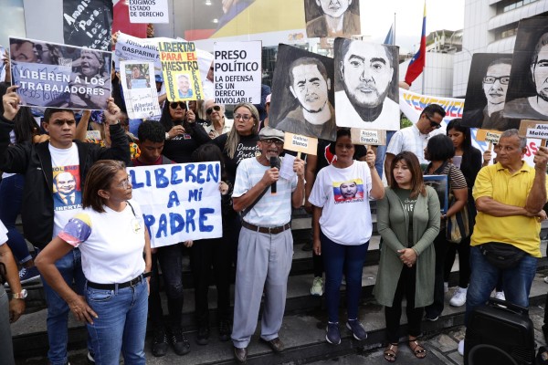 El jubilado del Ipasme Roberto Carpio (c) habla durante una manifestación para exigir la libertad de seis trabajadores detenidos El jubilado del Ipasme Roberto Carpio (c) habla durante una manifestación para exigir la libertad de seis trabajadores detenidos