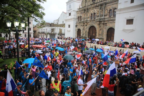 Varios grupos se reúnen en el Casco Antiguo para mostrar su rechazo a la minería. Varios grupos se reúnen en el Casco Antiguo para mostrar su rechazo a la minería.