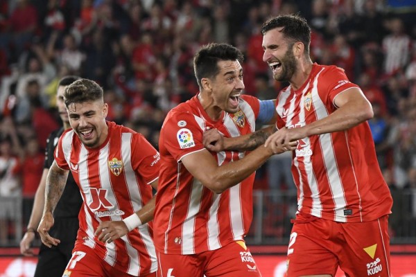 El delantero brasileño de la UD Almeria Leo Baptistao (d) celebra su gol, primero del equipo ante el Getafe CF. El delantero brasileño de la UD Almeria Leo Baptistao (d) celebra su gol, primero del equipo ante el Getafe CF.