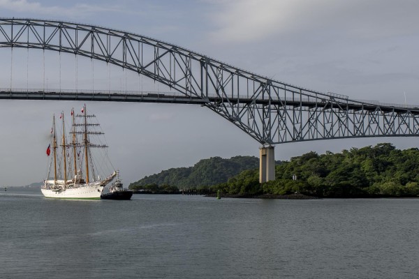Unos 40 barcos cruzan cada día el Canal de Panamá. Unos 40 barcos cruzan cada día el Canal de Panamá.