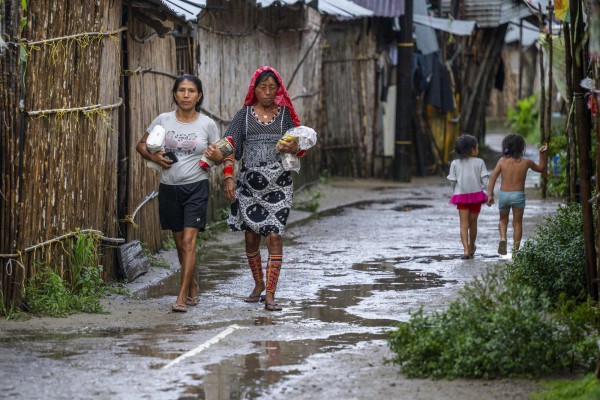 Las mujeres indígenas Guna caminan en la isla de Carti Sugtupu, en la Comarca Indígena Guna Yala, Panamá, en el Mar Caribe. Las mujeres indígenas Guna caminan en la isla de Carti Sugtupu, en la Comarca Indígena Guna Yala, Panamá, en el Mar Caribe.