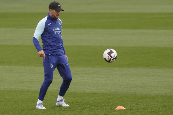 Simeone, durante el entrenamiento Simeone, durante el entrenamiento