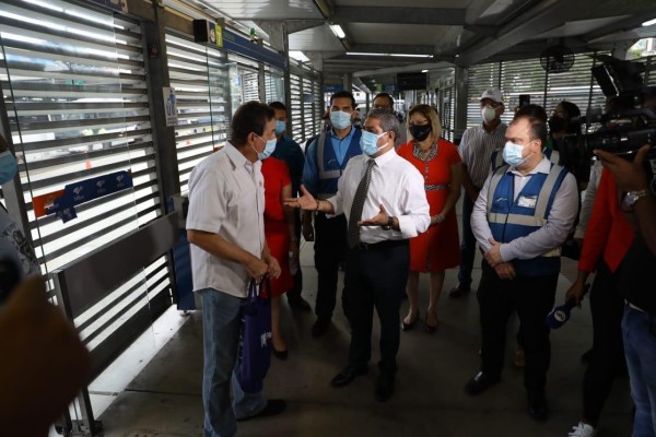 El ministro de Salud Luis Sucre instó a no bajar la guardia frente a la covid-19 y seguir los protocolos de seguridad social. El ministro de Salud Luis Sucre instó a no bajar la guardia frente a la covid-19 y seguir los protocolos de seguridad social.