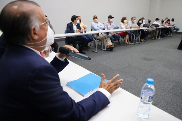 El ministro de Desarrollo Agropecuario durante la reunión con productores. El ministro de Desarrollo Agropecuario durante la reunión con productores.