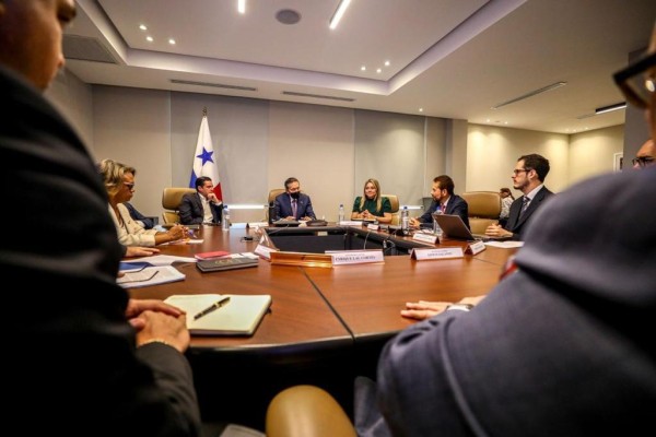 Cortizo se reunió con especialistas en sistemas de pensiones de la OIT Fabio Durán y José F. Ortiz. Cortizo se reunió con especialistas en sistemas de pensiones de la OIT Fabio Durán y José F. Ortiz.