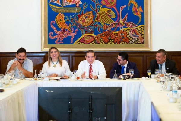 El presidente Cortizo se reunión con la titular del Mitradel, Doris Zapata y el dirigente Genero López. El presidente Cortizo se reunión con la titular del Mitradel, Doris Zapata y el dirigente Genero López.