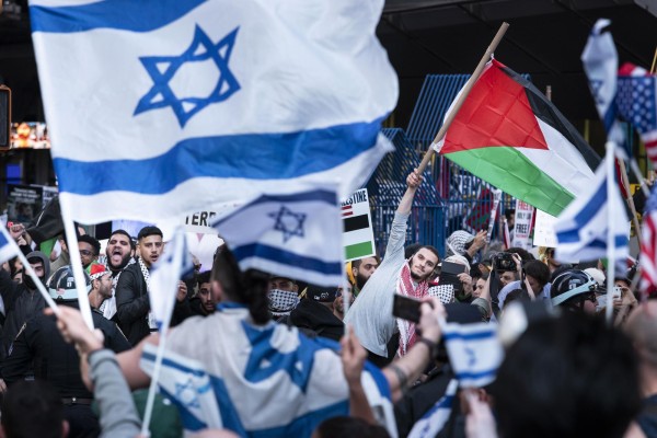 Personas a favor de Palestina se enfrentan a una manifestación al otro lado de la calle en apoyo a Israel en Times Square, en Nueva York (EE.UU.), Personas a favor de Palestina se enfrentan a una manifestación al otro lado de la calle en apoyo a Israel en Times Square, en Nueva York (EE.UU.),