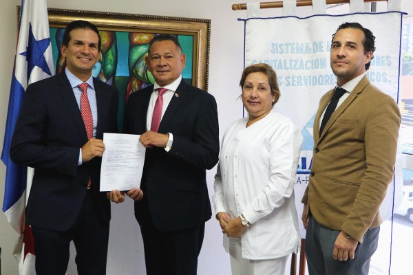 En la imagen están: Juan Carlos Baquero, presidente del Consejo de Administración (CODA) (i); Rolando Mejía, secretario ejecutivo del SIACAP (c) y los consejero del CODA Isolda De Icaza (c) y Eloy Fisher (d). En la imagen están: Juan Carlos Baquero, presidente del Consejo de Administración (CODA) (i); Rolando Mejía, secretario ejecutivo del SIACAP (c) y los consejero del CODA Isolda De Icaza (c) y Eloy Fisher (d).
