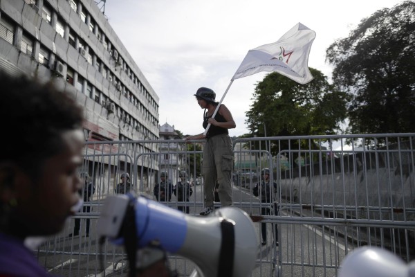 Más de un centenar de personas protestaron este lunes en Panamá contra el nuevo contrato con Minera Panamá. Más de un centenar de personas protestaron este lunes en Panamá contra el nuevo contrato con Minera Panamá.