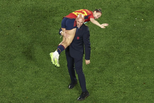 En esta foto del 20 de agosto Rubiales carga a la futbolista Athenea del Castillo tras ganar España el Mundial Femenino de Fútbol. En esta foto del 20 de agosto Rubiales carga a la futbolista Athenea del Castillo tras ganar España el Mundial Femenino de Fútbol.