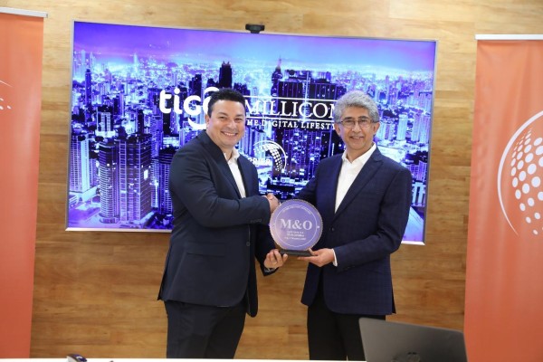 El director de operaciones de Telecarrier, Manuel Paz, recibiendo el sello M&O por parte de Arturo Maqueo, director de desarrollo de negocio de México y Centroamérica de Uptime Institute El director de operaciones de Telecarrier, Manuel Paz, recibiendo el sello M&O por parte de Arturo Maqueo, director de desarrollo de negocio de México y Centroamérica de Uptime Institute