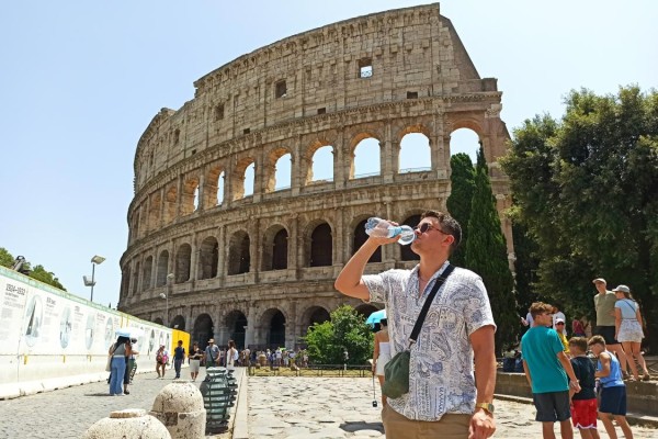 Un turista se hidrata mientras visita el Coliseo de Roma, este martes. Un turista se hidrata mientras visita el Coliseo de Roma, este martes.