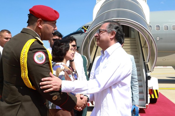 Fotografía cedida hoy, por la Presidencia de Colombia que muestra al mandatario colombiano, Gustavo Petro (d) mientras es recibido por autoridades venezolanas Fotografía cedida hoy, por la Presidencia de Colombia que muestra al mandatario colombiano, Gustavo Petro (d) mientras es recibido por autoridades venezolanas