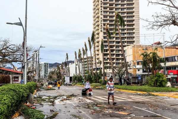 Fotografía de archivo de vecinos que caminan por una calle afectada por el paso del huracán Otis en el balneario de Acapulco, en el estado de Guerrero (México). Fotografía de archivo de vecinos que caminan por una calle afectada por el paso del huracán Otis en el balneario de Acapulco, en el estado de Guerrero (México).