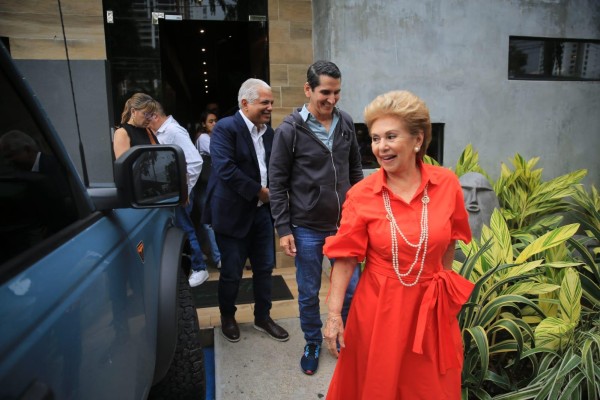 Blandón, Roux y Moscoso se reunieron por más de dos horas en un restaurante de la ciudad de Panamá. Blandón, Roux y Moscoso se reunieron por más de dos horas en un restaurante de la ciudad de Panamá.