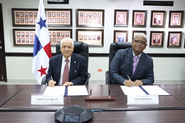 Carlos González Miranda, viceministro y ministro encargado del MEF (i) junto a Manuel Beckford, magistrado suplente del TACP (d). Carlos González Miranda, viceministro y ministro encargado del MEF (i) junto a Manuel Beckford, magistrado suplente del TACP (d).