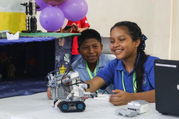 Unos 120 estudiantes de escuelas oficiales y particulares participaron en la 6.ª ronda Olimpiadas Regionales de Robótica. Unos 120 estudiantes de escuelas oficiales y particulares participaron en la 6.ª ronda Olimpiadas Regionales de Robótica.