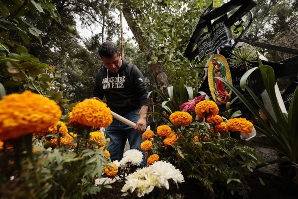 Cientos de personas acuden al Panteón de Xilotepec en la alcaldía de Xochimilco, Ciudad de México, para limpiar y adornar las tumbas de sus difuntos y recibirlos en el Día de Muertos. Cientos de personas acuden al Panteón de Xilotepec en la alcaldía de Xochimilco, Ciudad de México, para limpiar y adornar las tumbas de sus difuntos y recibirlos en el Día de Muertos.